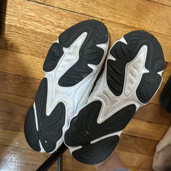 Adidas ozweego neutral Athletic Sneakers size 7.5 - Picture 2 of 5